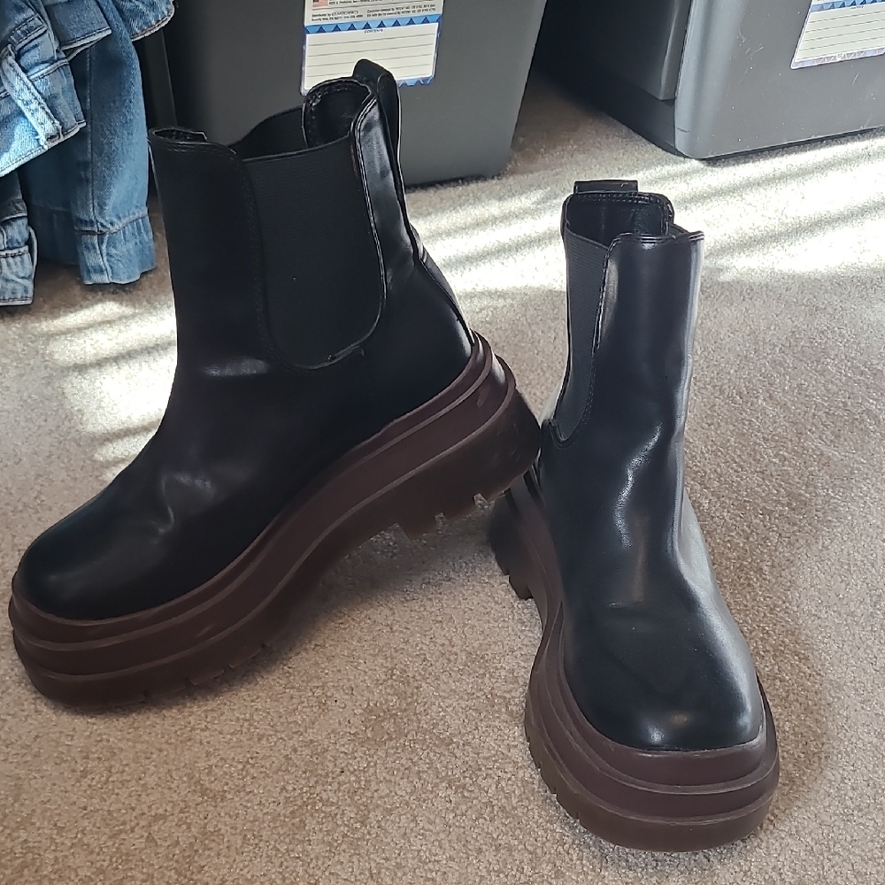Urban Outfitters Chunky Boots Size 7 BRAND NEW
